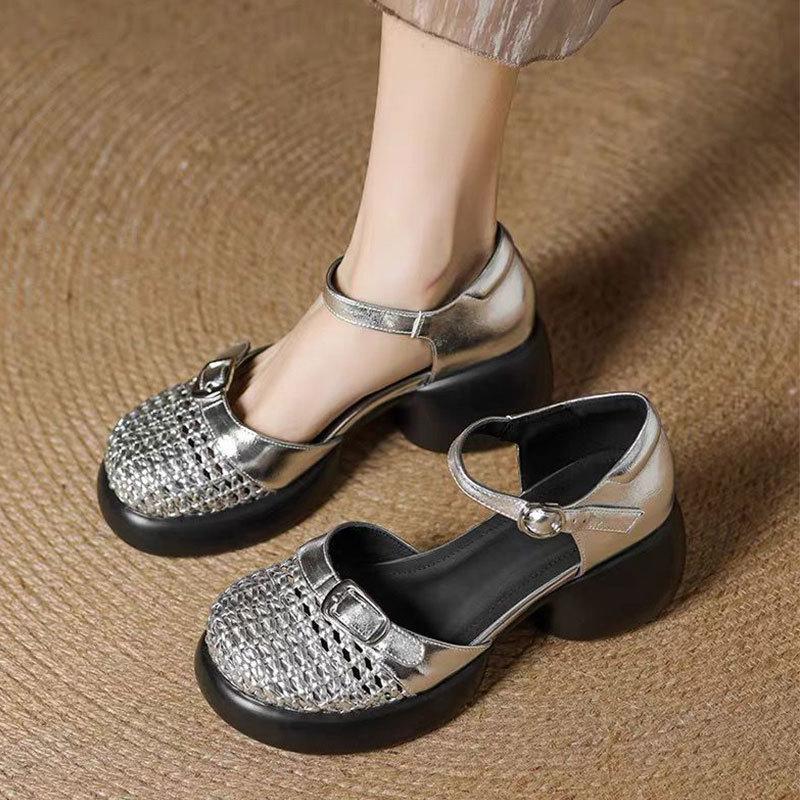 French retro hollow bag head sandals women's 2025 summer new thick heel thick sole word bag heel Roman sandals