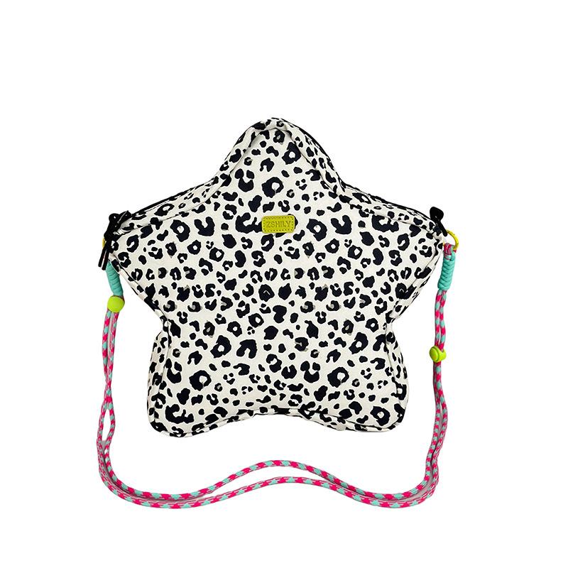 

Персонализированный рюкзак со звездами 2025 новый корейская версия модная сумка через плечо с леопардовым принтом женская повседневная сумка-мессенджер большой вместимости белый