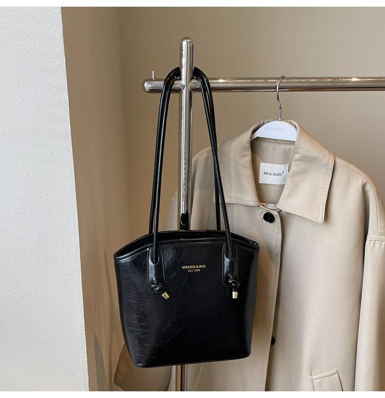Premium Textured Small Bag Women's New Summer Commuter Versatile Shoulder Bag Fashionable Portable Bucket Bag