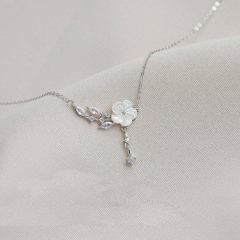 Flower mother shell necklace, women's light luxury niche design, high-end French style, birthday gift for girlfriends
