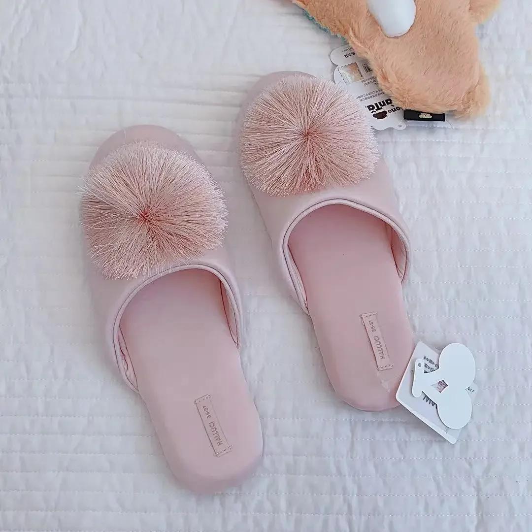 

Модные зимние плюшевые тапочки с кисточками Hairball Slippers женские новые корейские рождественские новогодние теплые домашние туфли повседневные тапочки на плоской подошве 38 -39 розовый