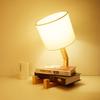 Holz Roboter Form Kreative Tisch Lampe Indoor Studie Mode Lesen Schreibtisch Lampe Nordic Moderne Desktop Dekorative Nacht Licht
