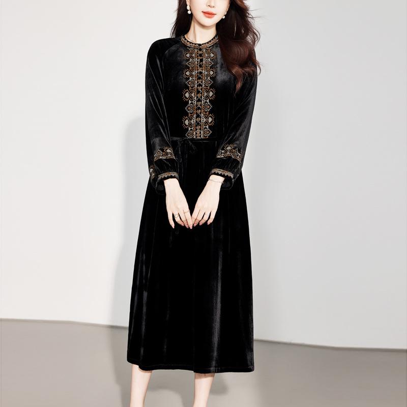 

Elegant Black Embroidered Silk Velvet Evening Dress - High Waist, Slimming Long Design M чорний
