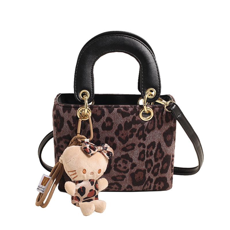 

Маленькая квадратная сумка в леопардовом стиле для женщин, простая европейская и американская мода, темпераментная универсальная сумка-мессенджер на одно плечо 18*8*14 чёрный