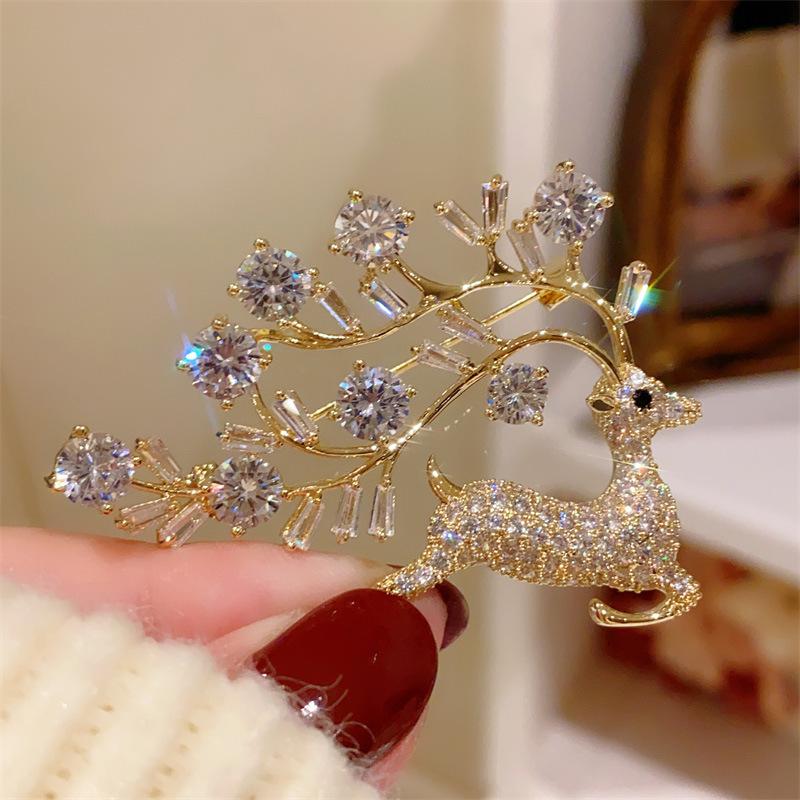 SKEDS High-end Women Men Elegant Exquistie Crystal Deer Badges Pin Classic Shining Boutique Animal Christmas Brooch Corsages