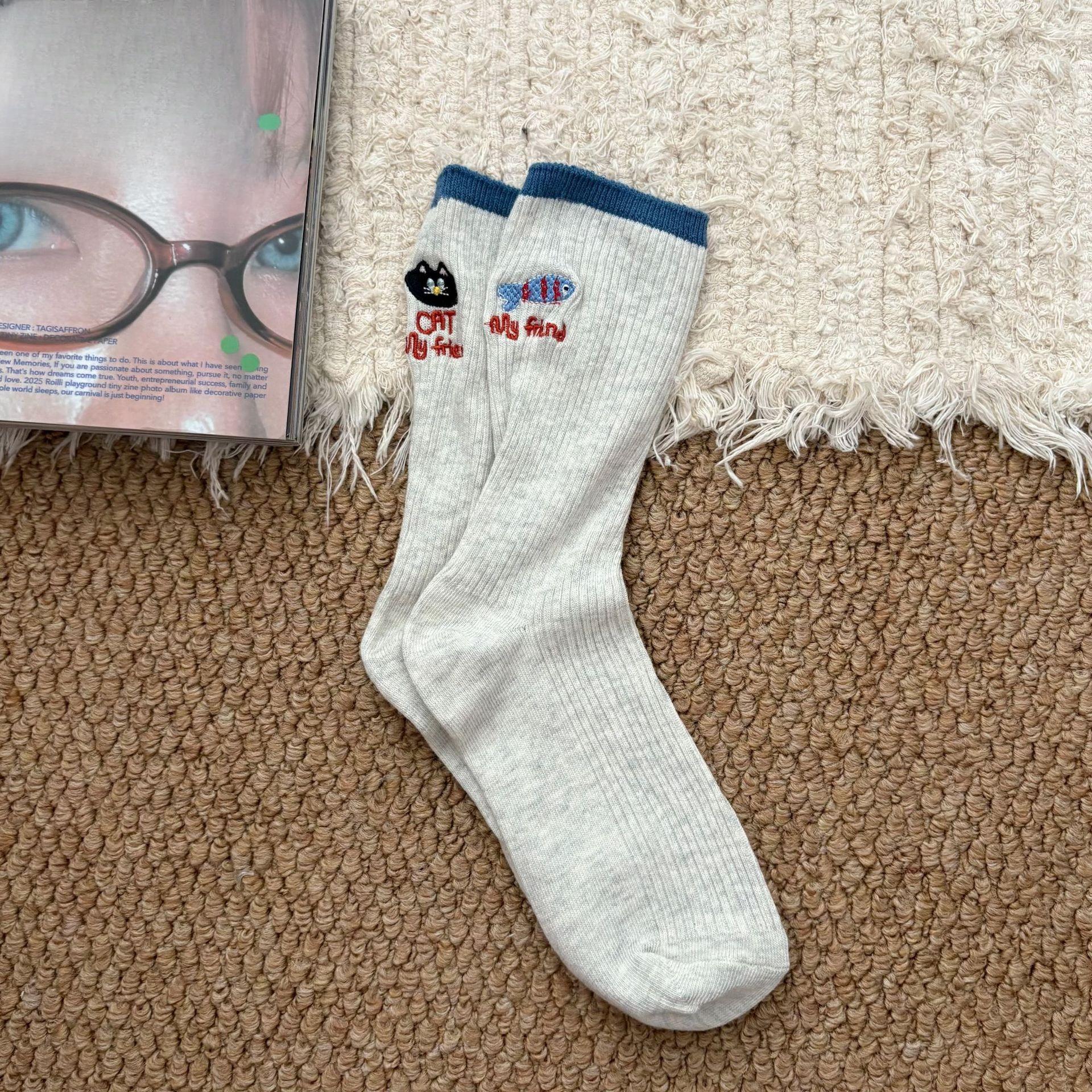 

Ladies Spring and Autumn Cartoon Letter Heel Embroidered Color Matching AB Version of The Cylinder Pile Socks 1 pair белый