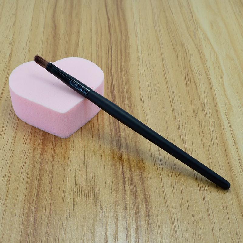 Long Handle Synthetic Fiber Lip Brush with Wooden Handle for Makeup and Concealer