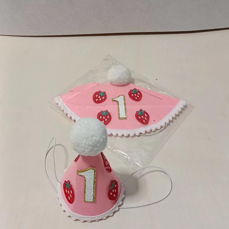 

Детская клубничная шляпа на день рождения с вышивкой - Праздничный карнавальный головной убор для торжеств и фотографий. розовый