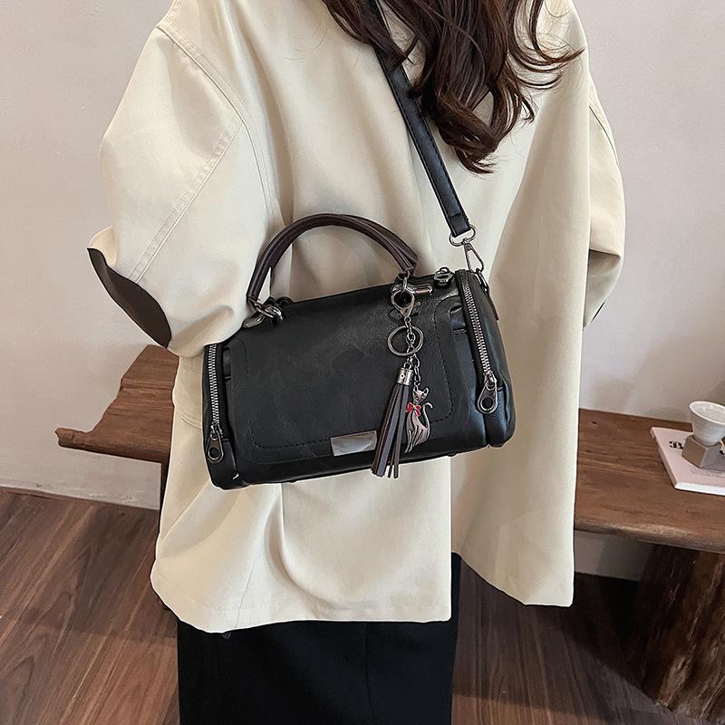 New fashion retro handbag large capacity soft leather Boston pillow bag fringed pendant women's bag