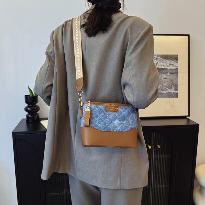 

2025 New Fashion Bag Women s Korean Casual Retro Small Fragrance Rhombus Chain One Shoulder Crossbody Stray Bag 20*7*17 синий