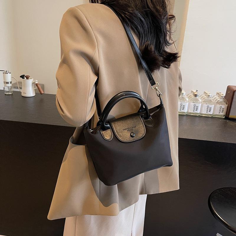 Autumn new high-end niche messenger bag women's 2025 new versatile portable one-shoulder messenger bag dumpling bag