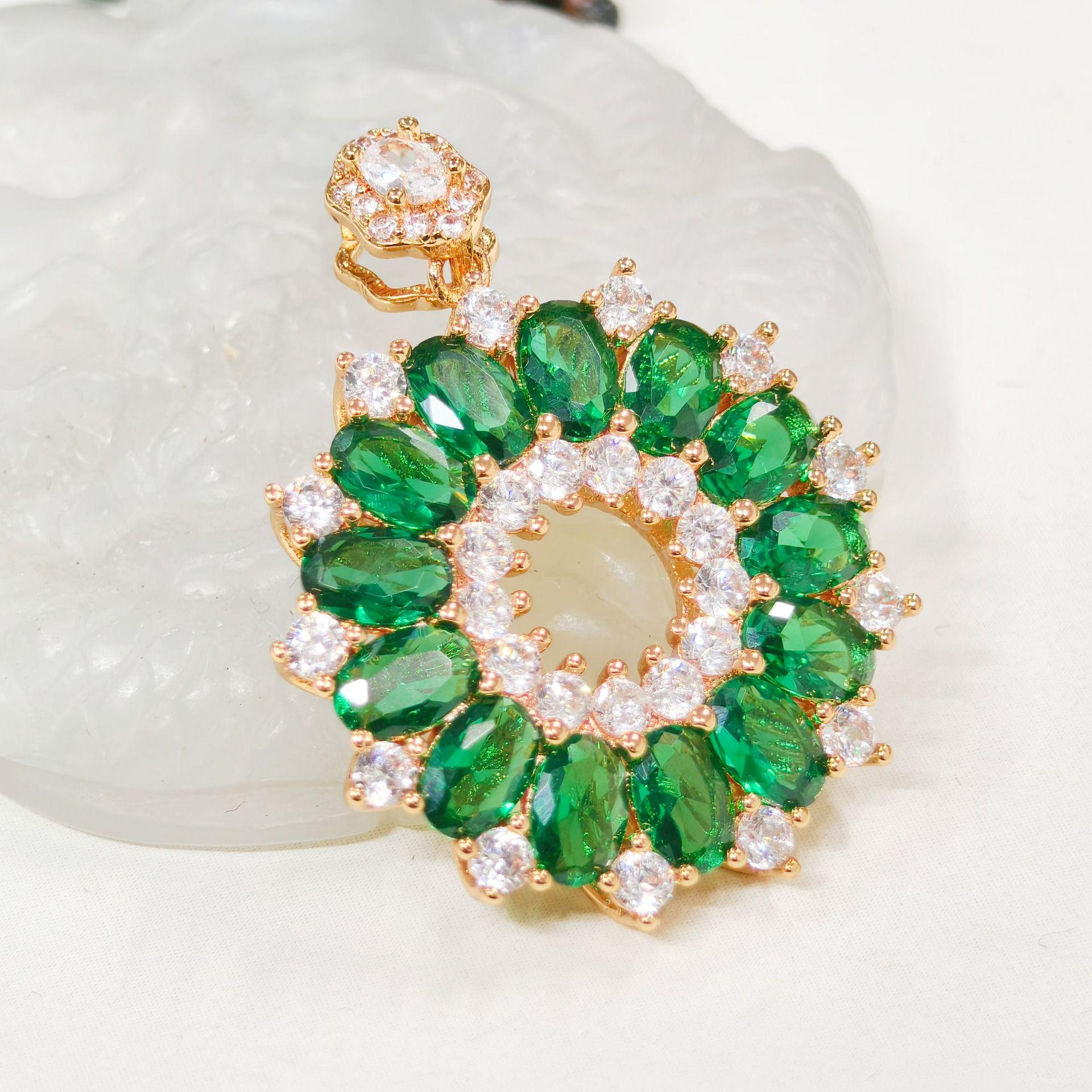 Gessen Jewelry Elegant Green Starburst Donut Multi-Diamond Pendant