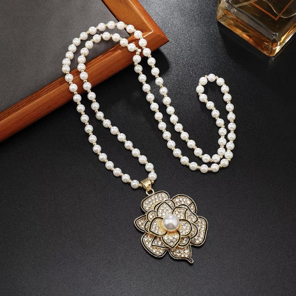 Korean Fashion Flower Sweater Chain Necklace - Autumn/Winter Women's High-End Cat's Eye Camellia Pendant.