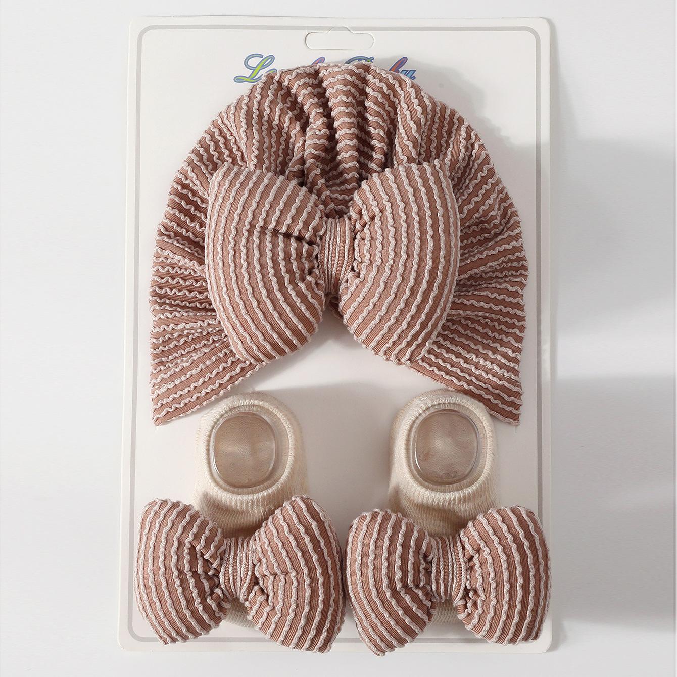 

Детский полосатый комплект шапочки и носков для новорожденных, мягкий, для защиты макушки, из хлопка, шапочка, теплая шапка с подкладкой, всесезонный подарочный набор для малыша, носки с нескользящей подошвой кофейный