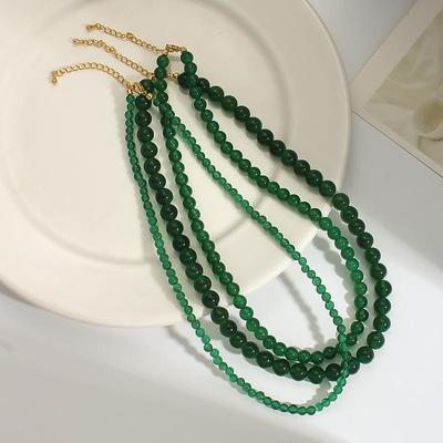 Halskette aus grünen und roten Achatperlen im Ethno-Stil mit Chalcedon