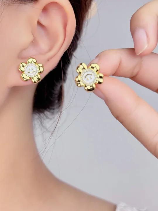 

French retro oil drip light luxury high-end smiley face versatile stud earrings small fresh original design sunflower earrings