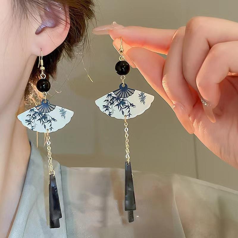 Fashion temperament retro new Chinese super fairy fringed fan earrings, medieval style Guochao cheongsam earrings, versatile ears