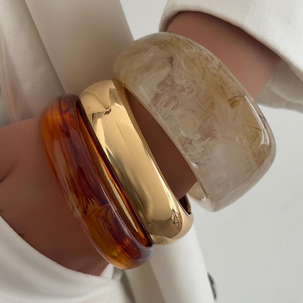 SHIXIN Fashion Brown Off White Resin Acrylic Wide Bracelets for Women Vintage Stackable Round Chunky Cuff Bangle Jewelry Gift