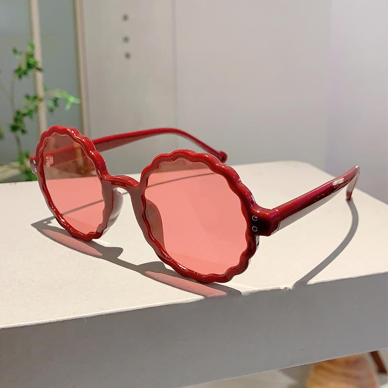 

Fashion Round Sunglasses Women Trendy Vintage Flower Shaped Rim Gradient Sun Glasses New Brand Design Stylish Shades
