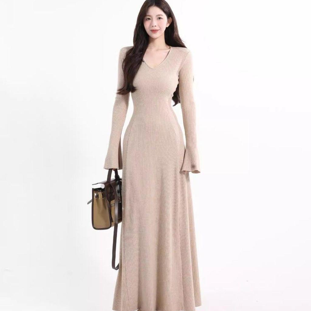 Khaki V-neck Long-sleeve Knit Dress for Women, Slim Fit, Hip-hugging, Ideal for Early Autumn/Winter as Base Layer or Inner Wear.