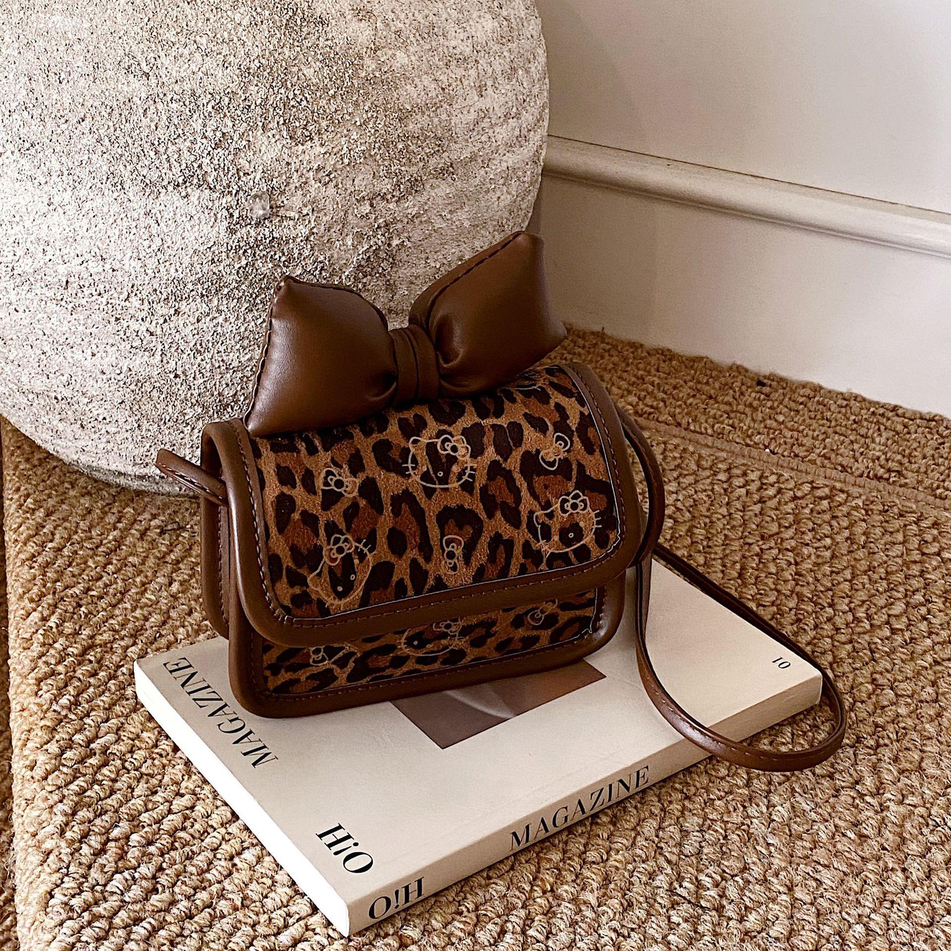 

Дитяча сумка кросбоді з бантиком - Новий гаманець для монет та аксесуари для дівчаток, Принцесова дитяча сумка через плече, Маленький квадратний дизайн 14.5*5.5*11 cm кавовий