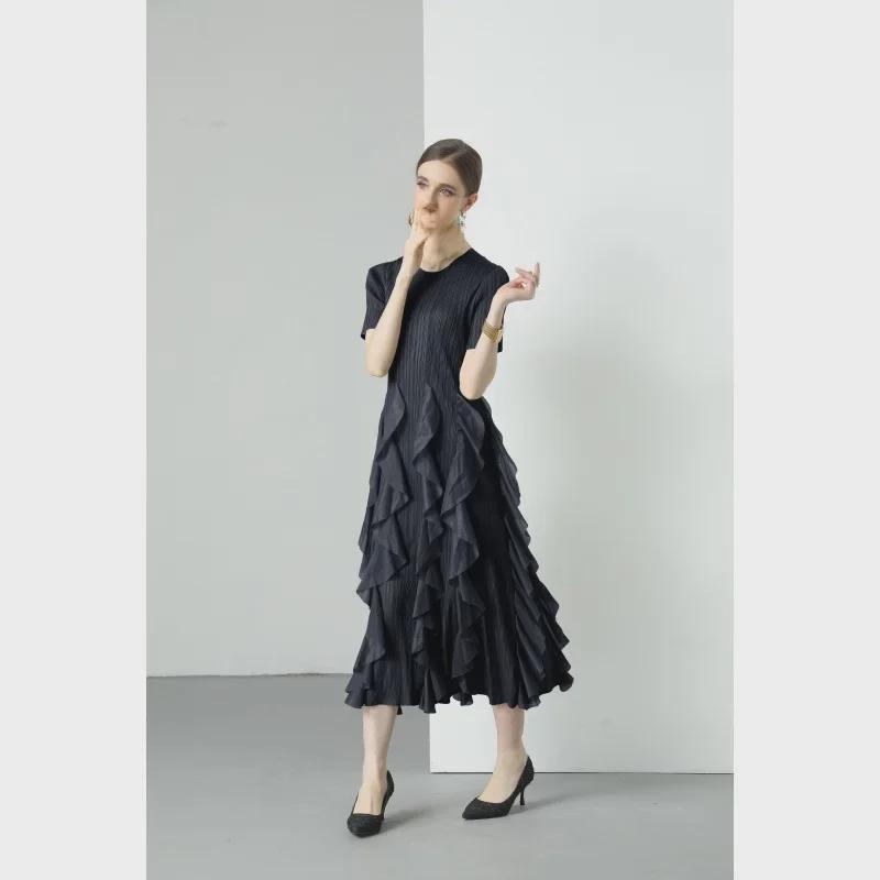 Miyake 2024 Plisowana sukienka z falbaną: Okrągły dekolt, Długie i krótkie rękawy, Wysoki stan, Wąski krój, Elegancki design