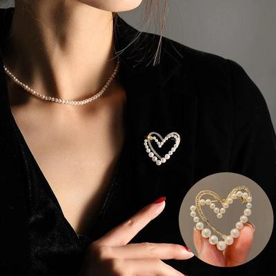 Simple Temperament Faux Pearl Zircon Brooches for Women Elegant Love Heart Pins Clothes Accessories Wedding Gifts
