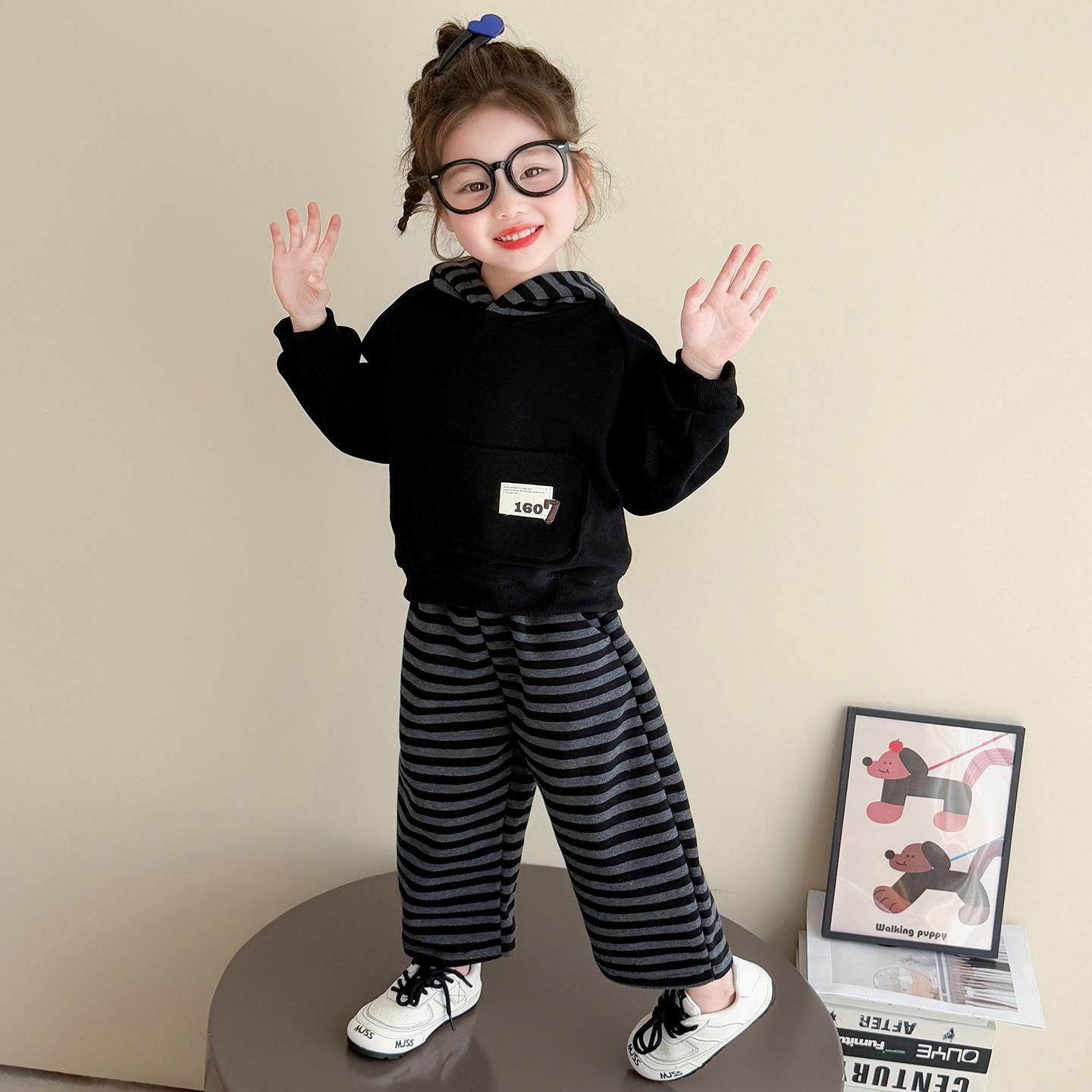 

Girls 2025 Striped Autumn Sweatshirt & Sweatpants Two-Piece Set 120 cm чёрный