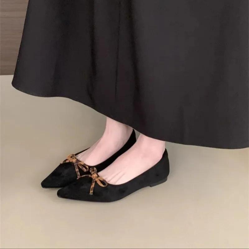 Módní dámské ploché boty 2025 jaro nové leopardí špičaté mělké semišové s motýlkovou mašlí měkká podrážka protiskluzové boty odolné proti opotřebení