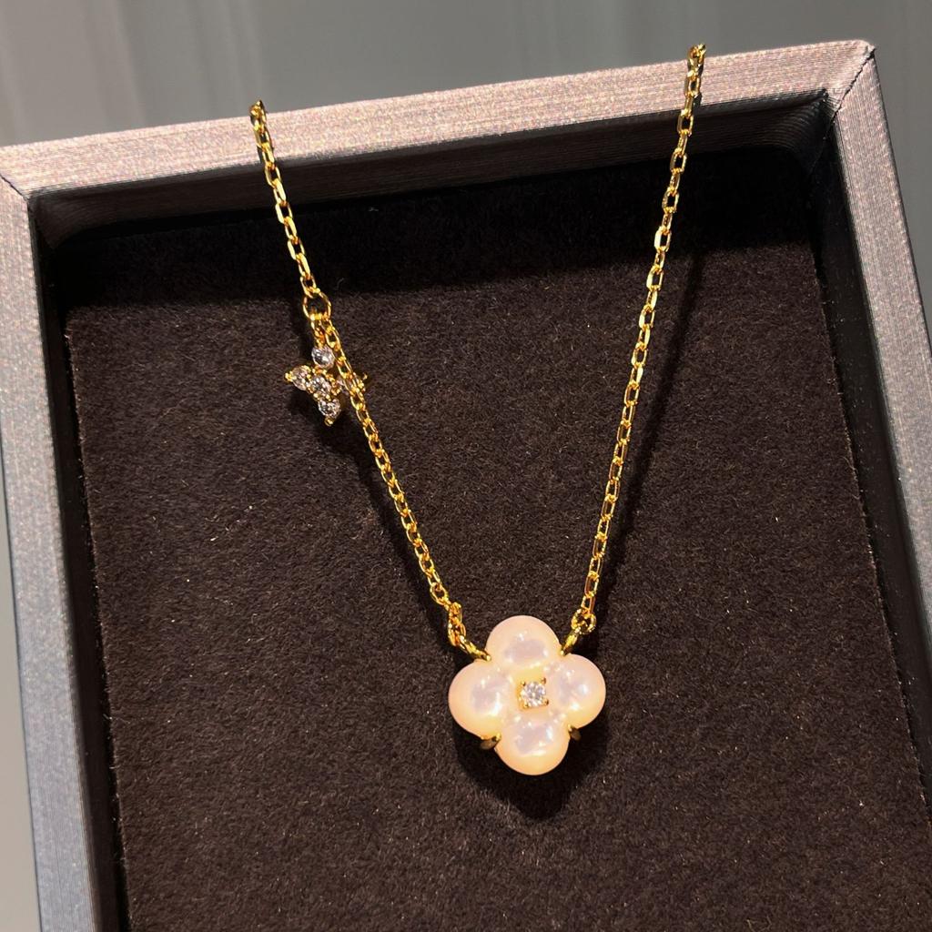 Treating Pool Natural Fritillary Four Leaf Flower Necklace Retro Light Luxury White High-End Flower Clavicle Chain