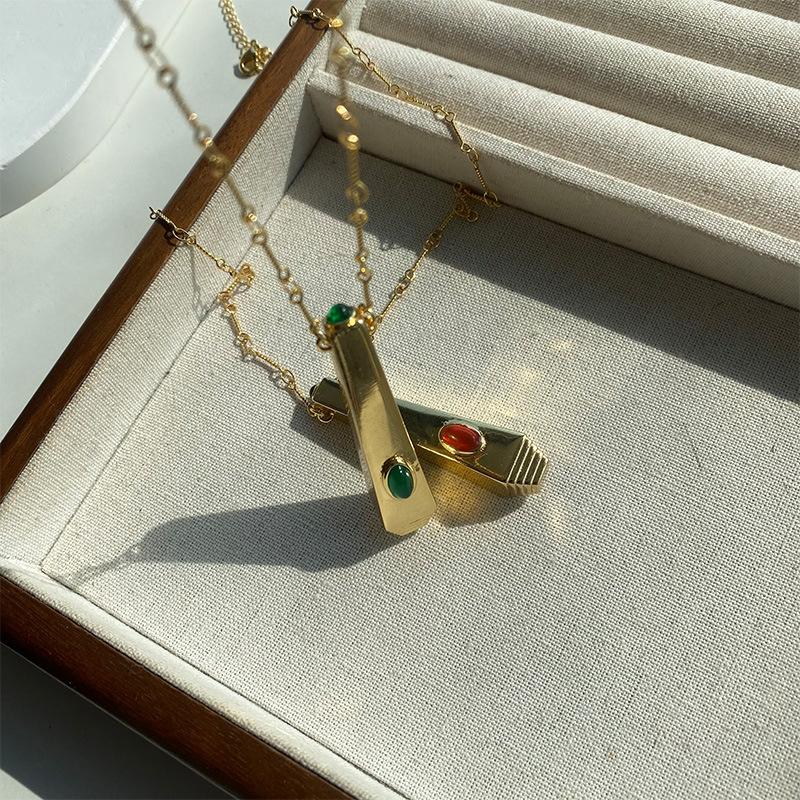 Light Luxury Premium Copper Plated 18K Gold Square Column Red And Green Agate Retro Pendant Necklace