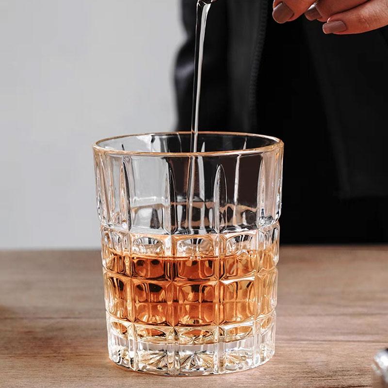 Verre à whisky à carreaux en relief de 360 ml avec un style de prise en main extrêmement élégant est un excellent compagnon pour la dégustation de vin de papa