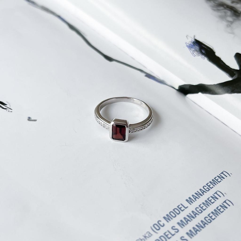Серебряное кольцо с натуральным гранатом 1.477ct, вес изделия 2,64 гр (2152040)