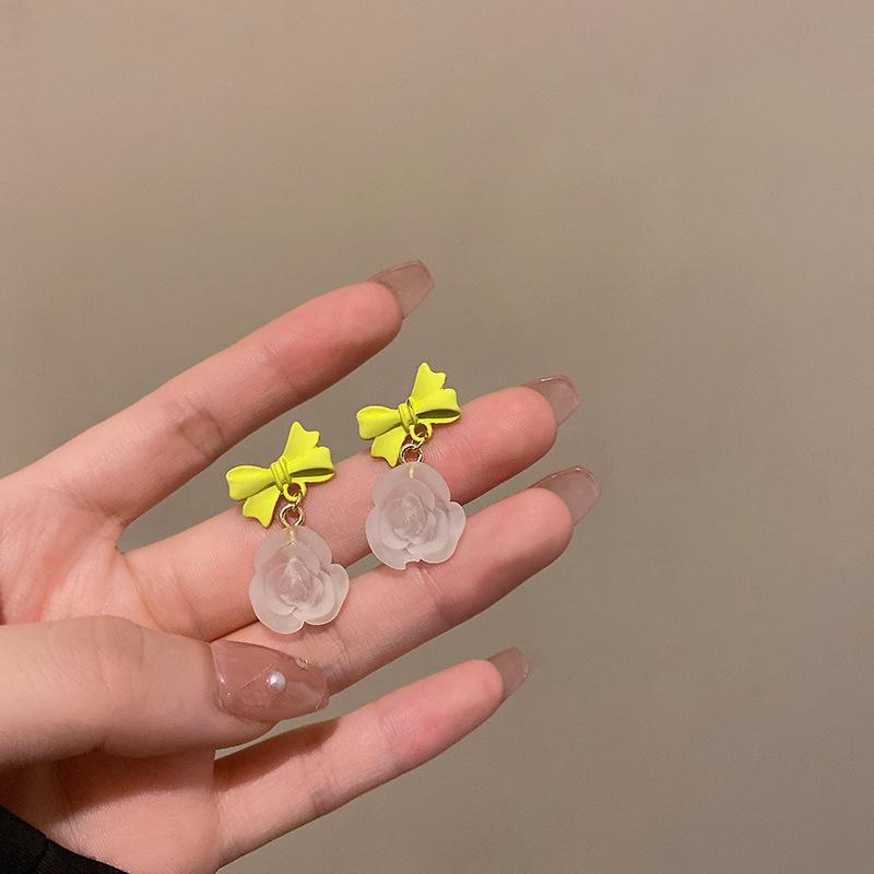 BLINGBAY New Women's Earrings Retro Women's Light Luxury High-End Niche Earrings Sweet Temperament Ear Accessories Modern Jewelry Gifts