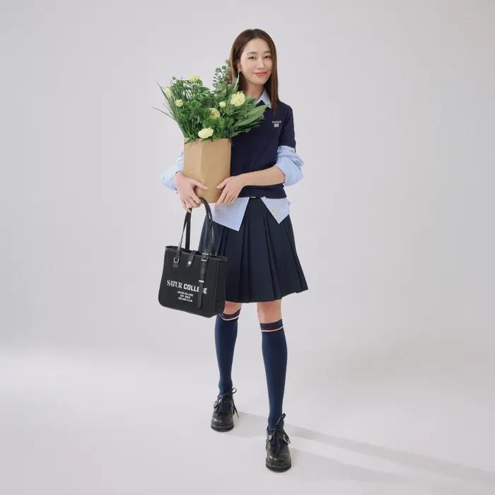 [Lee Min-jung PICK] (W) Crest Logo Knee Socks Navy