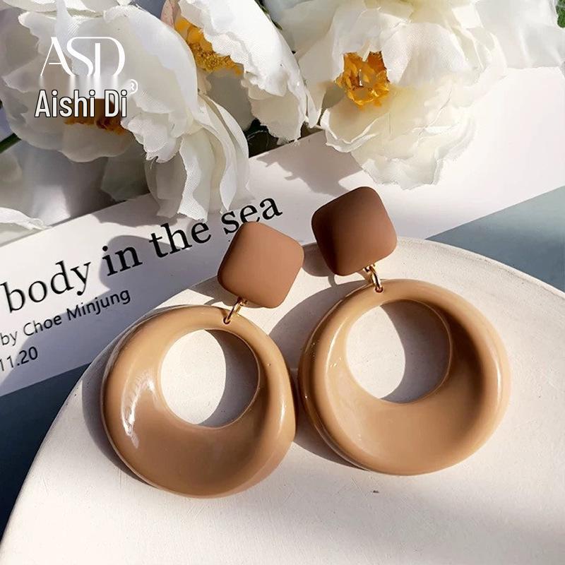 Hong Kong Style Retro Polka Dot Earrings: Playful Red Ear Clips for Girls and Women