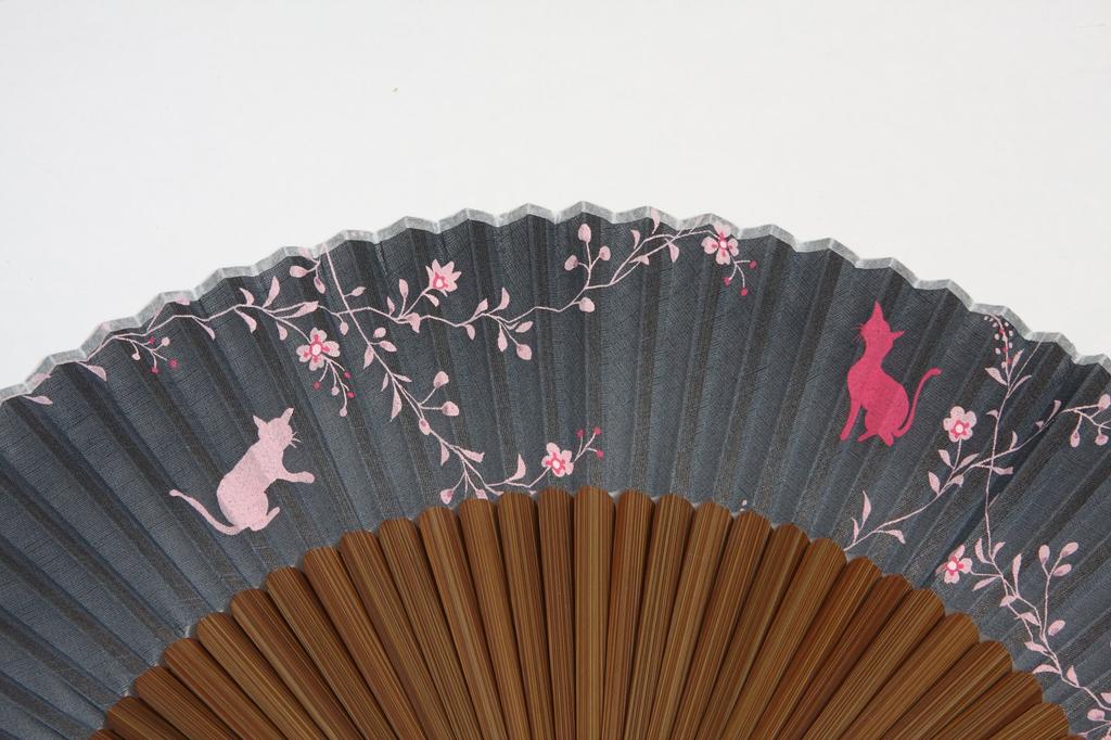 Fan with Cat Comes with a Carrying This Fan Is Short and and Comes In a Paulownia Wood [Hasegawa] Hand-printed Pattern, Case. Flexible, Box.