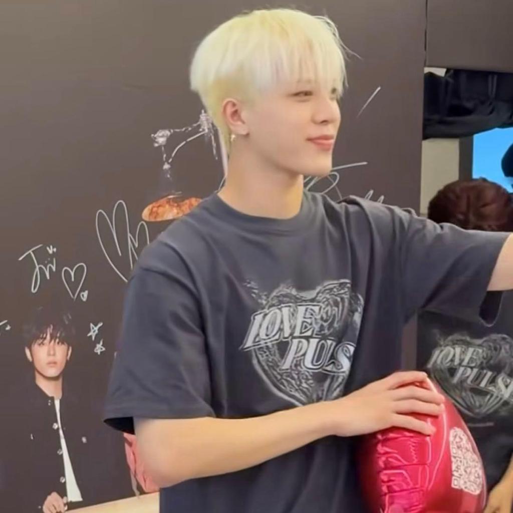 [USED] Treasure Love Pulse Korean Pop-up Goods T-shirt