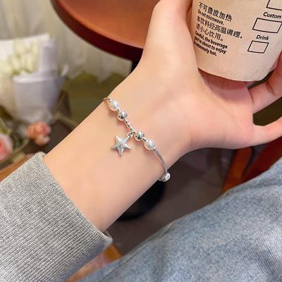 Elegantní náramek s perlami a hvězdami pro ženy - moderní, luxusní styl