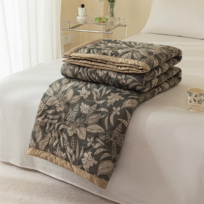 Cartoon Style Summer Quilt, Machine Washable Cotton, 100x150x200, Perfect for Dorms and Air-Conditioned Rooms.