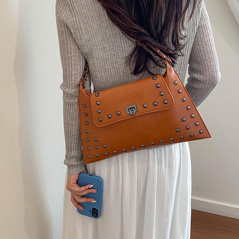 Trendy Vintage Women's Chain Rivet Underarm Crossbody Bag