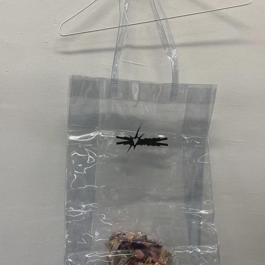 

Прозрачный ПВХ-мешок Le Sserafim с логотипом