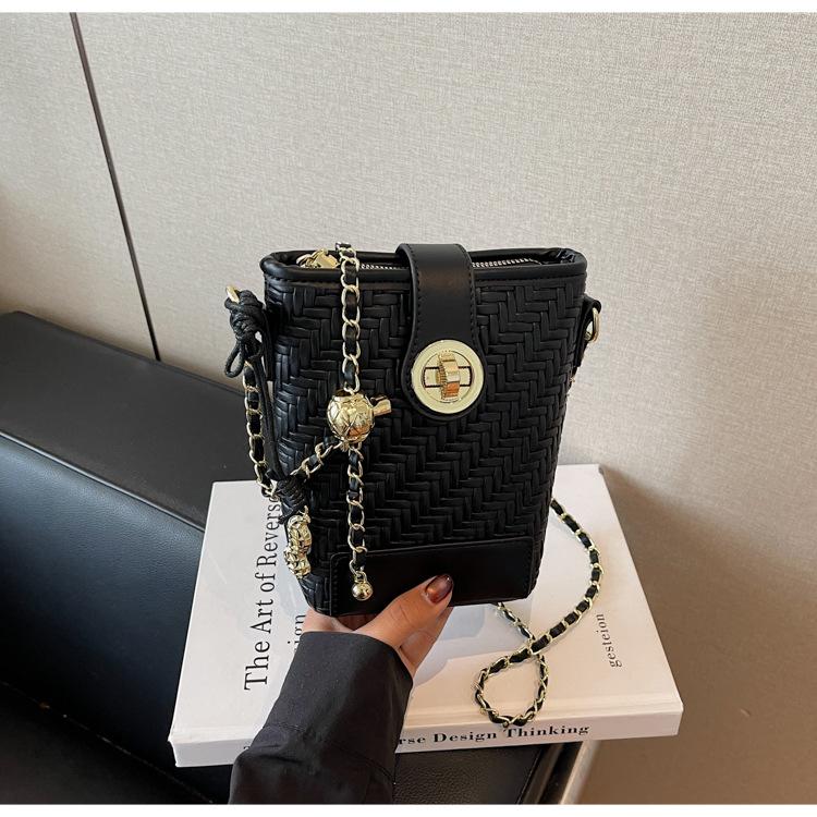 

Popular small bag women s summer new versatile chain messenger bag casual bucket bag чорний
