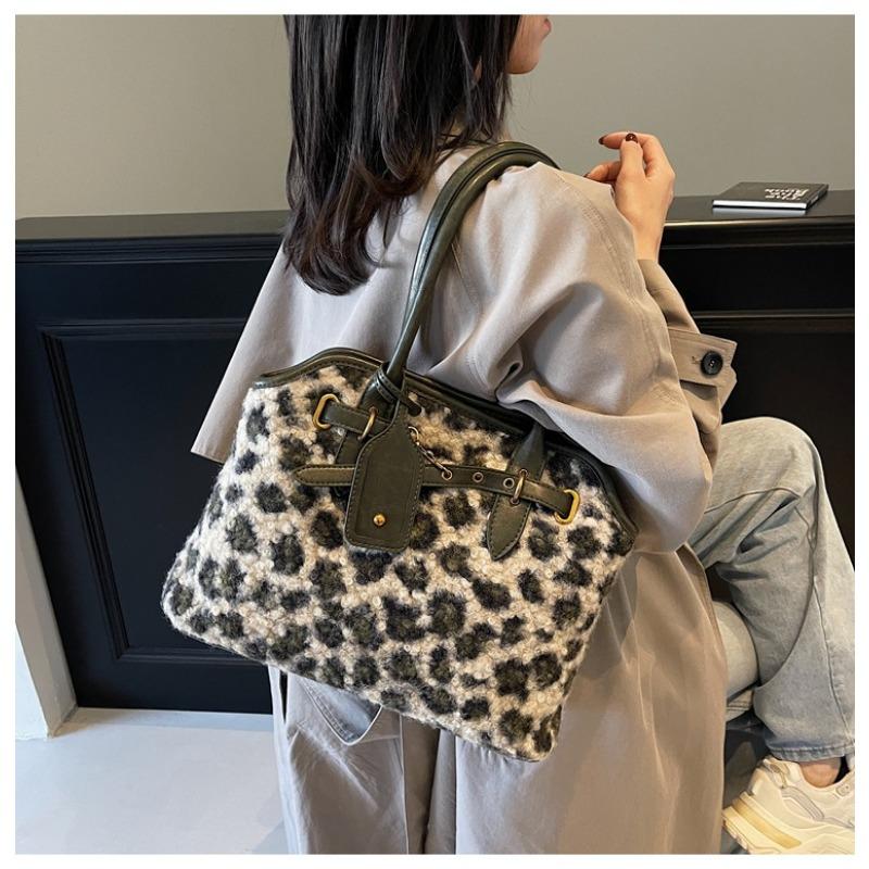 Leopard print plush Korean bag, winter trendy style, large-capacity commuting model.