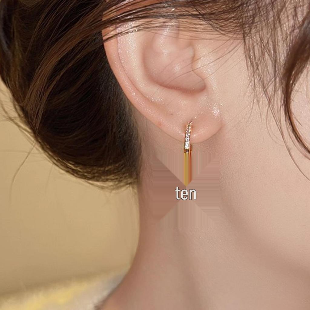 2026 Elegant Retro Hong Kong Style Red Autumn/Winter Stud Earrings with French Niche Design