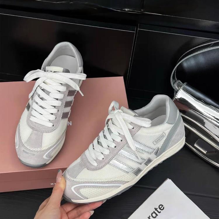2025 Herbst neue Damen deutsche Trainingsschuhe modisch atmungsaktiv Mesh Farbabstimmung weiche Sohle lässige bequeme Sportschuhe kleine Brettschuhe