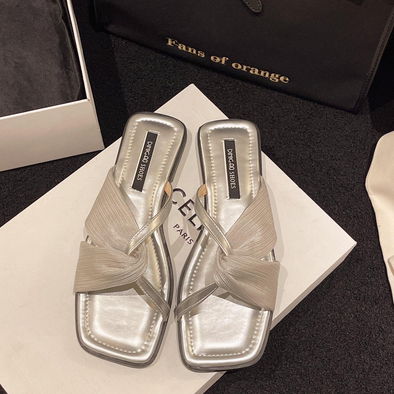 

Niche temperament French evening breeze flat bottom cool slippers women wear sandals in summer 40 срібний