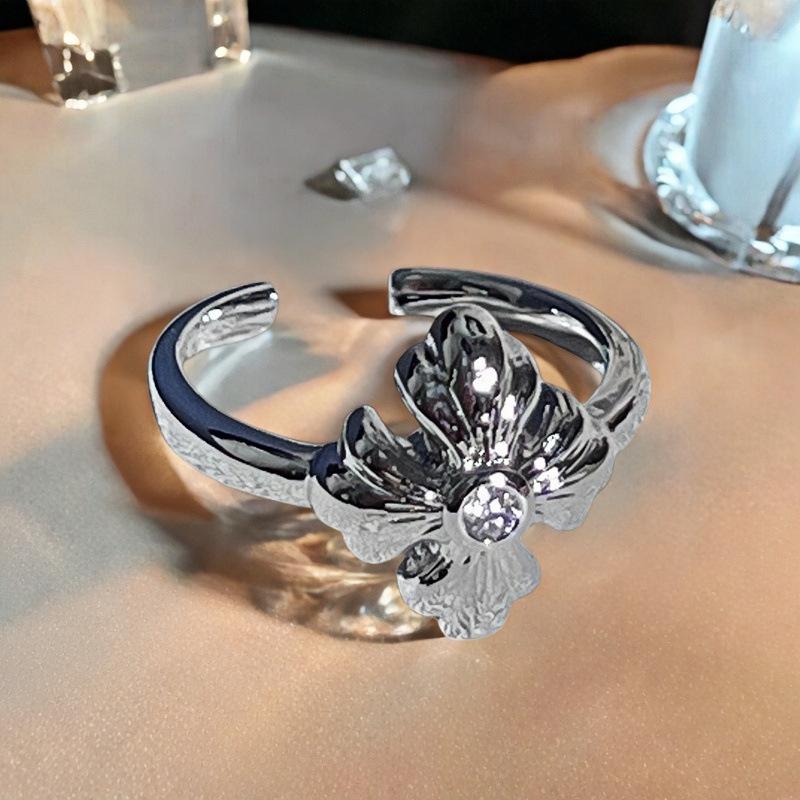 Luxuriöser Schlangenring mit vollem Diamantbesatz: Glänzende, Hochwertige Offene Kupfer Münze für Damen