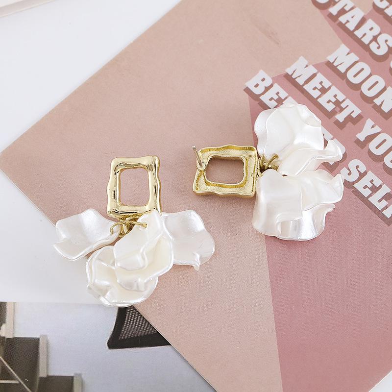 Irregular White Petal Flower Stud Earrings - Fashionable & Versatile Women's Jewelry