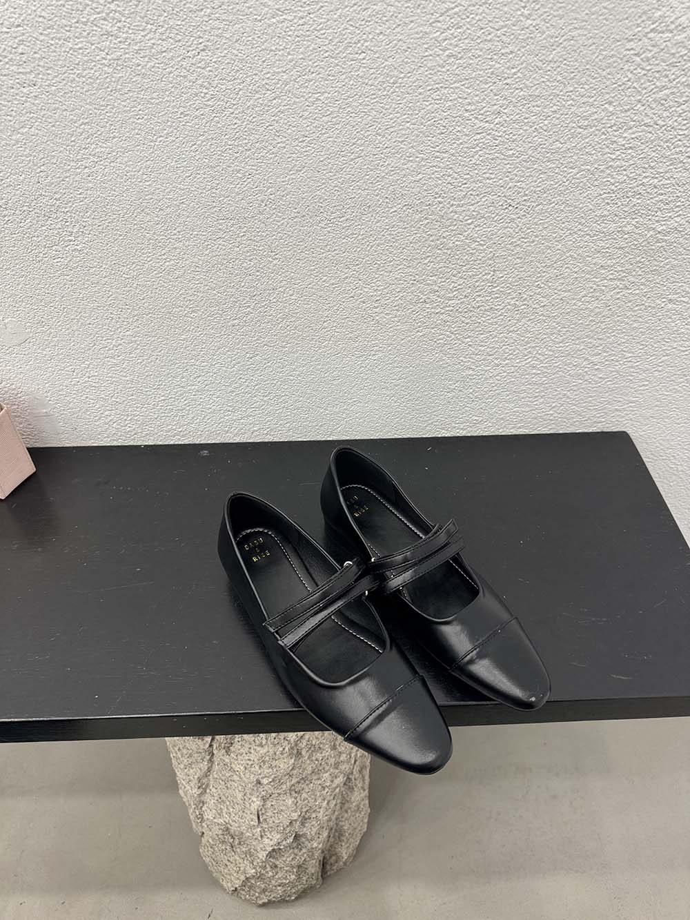 

Модные женские туфли-лоферы с круглым носком, черные, бежевые, золотисто-коричневые, 2024 г. Новые поступления, туфли на плоской подошве, мюли с пряжкой, размер 35-39 5.5 чёрный